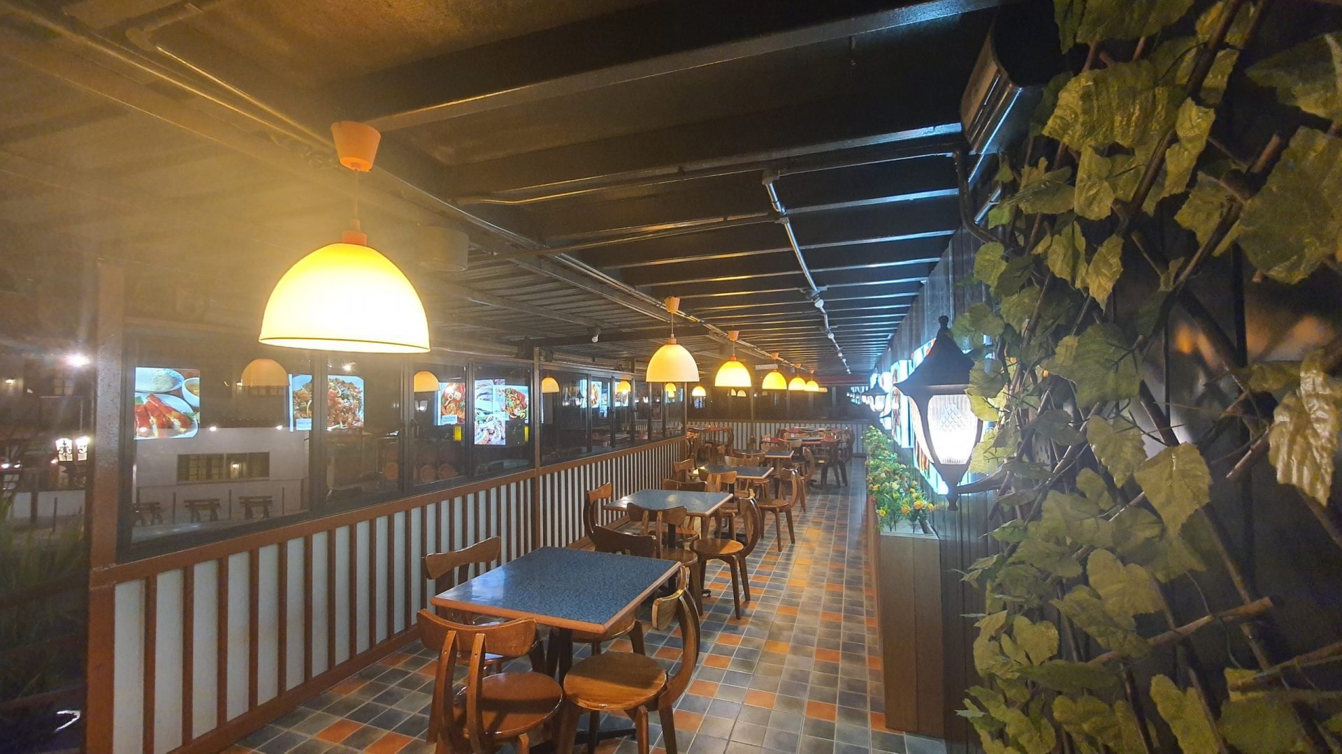 Restaurant dining area (1st level)