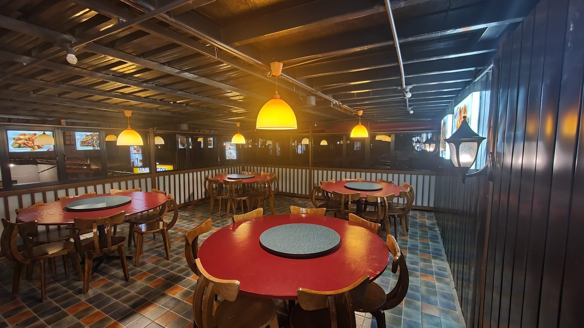 Restaurant dining area (1st level)