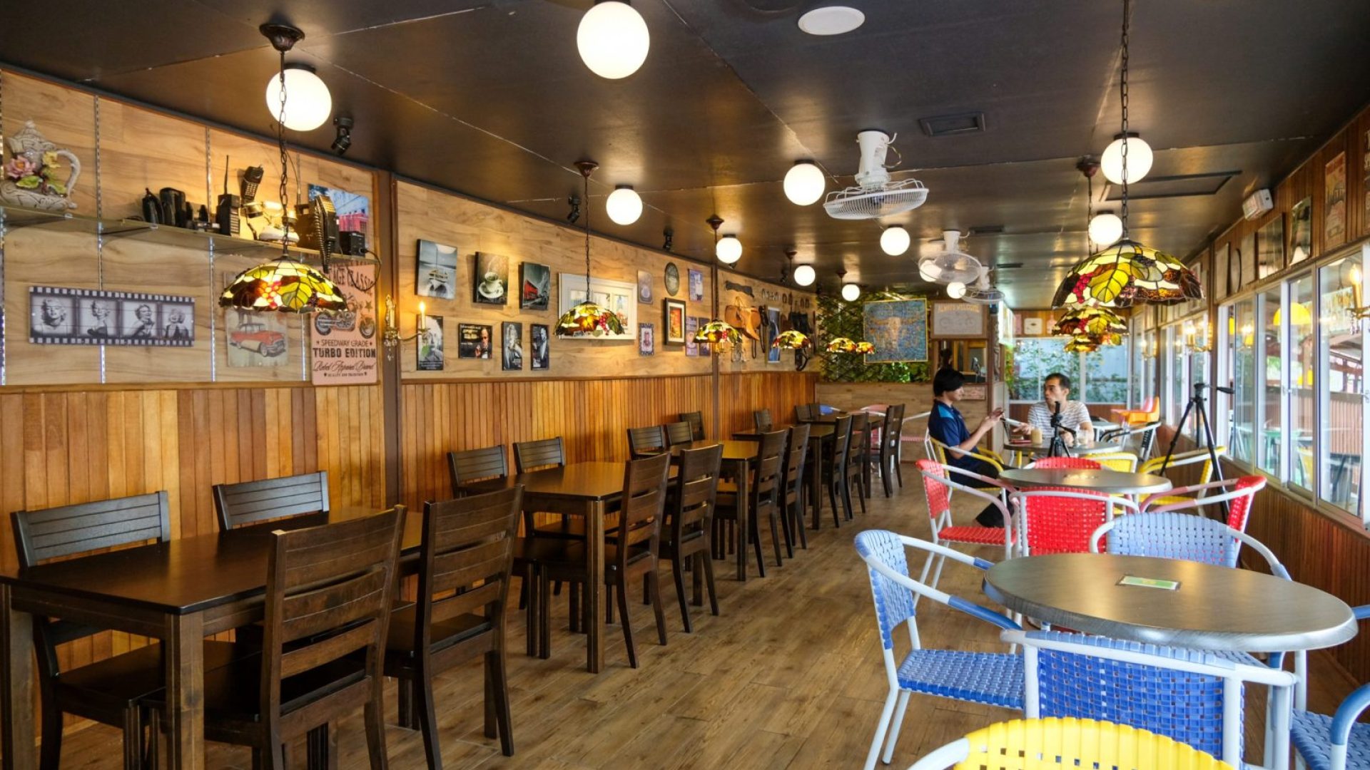 Restaurant dining area (2nd level)